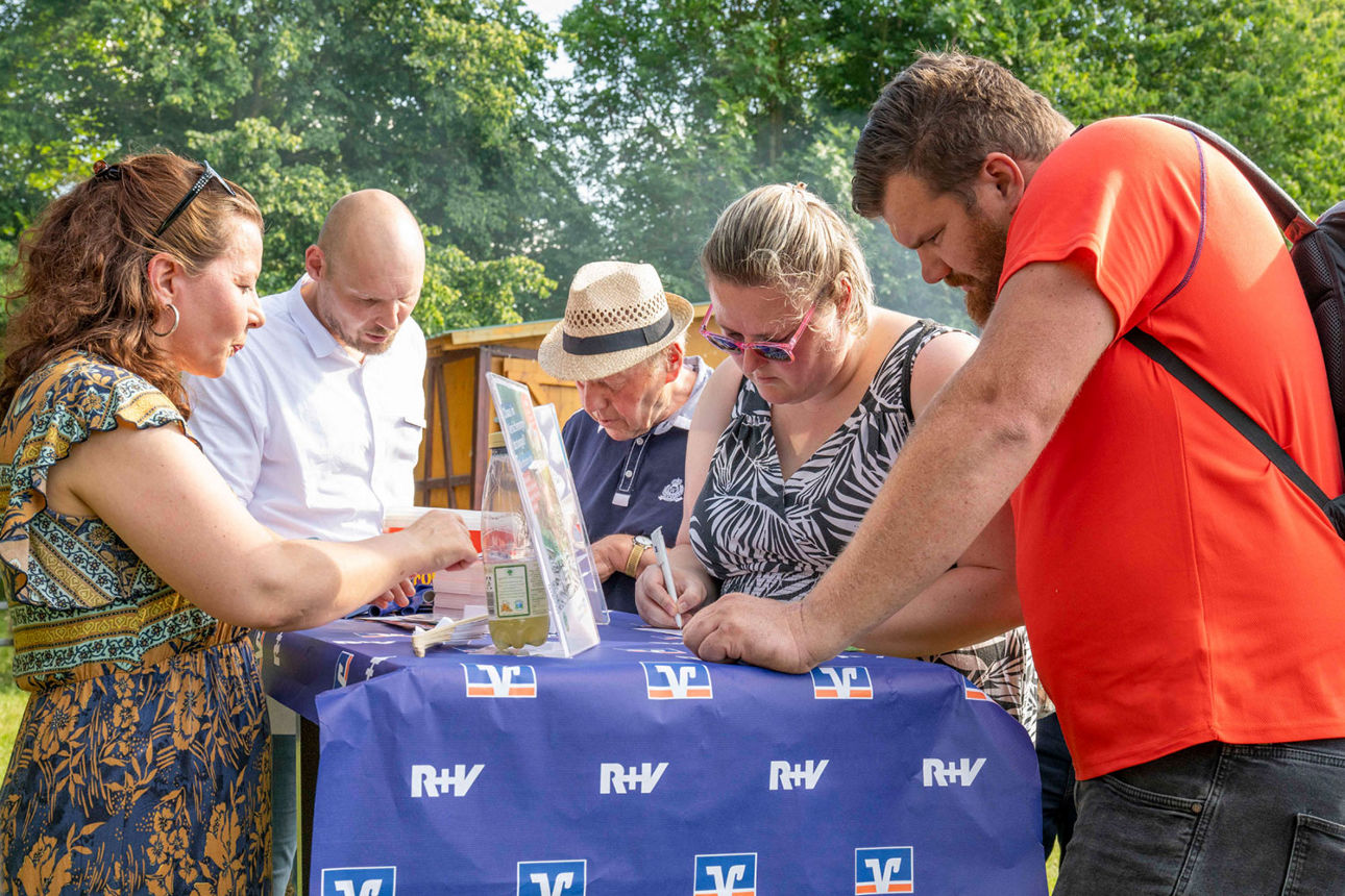 Kunden füllen die Karten mit dem R+V Gewinnspiel aus