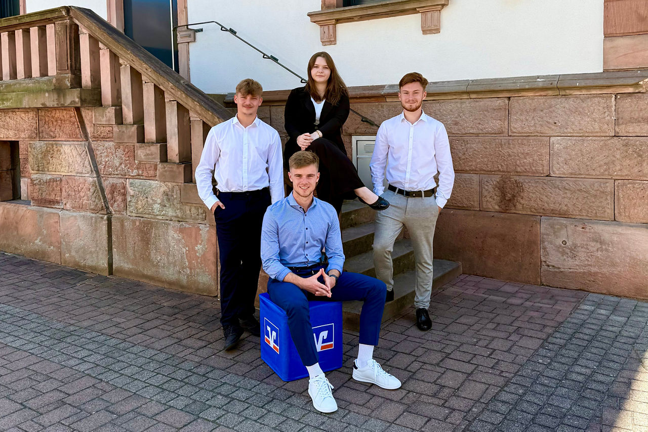 Ein geeintes Team, das mit Entschlossenheit und einer gemeinsamen Vision voranschreitet. Bereit, neue Herausforderungen anzun