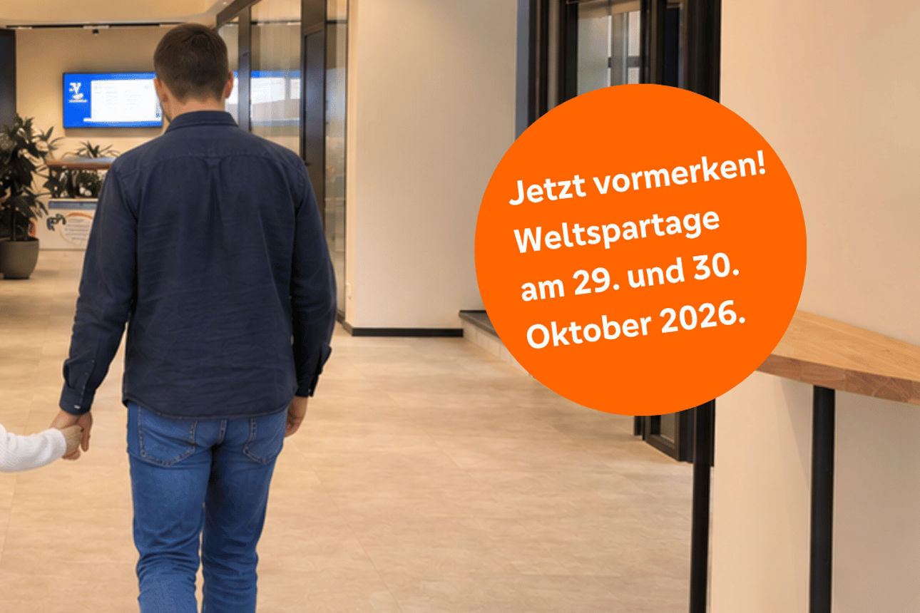 Vater und Tochter mit orangenem Sparschwein unterm Arm, laufen in die Filiale der Bank