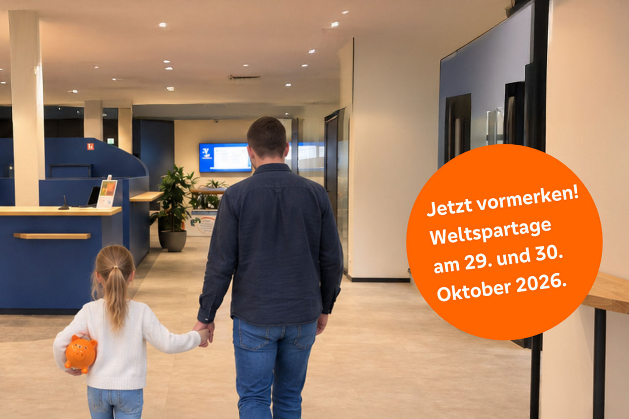 Vater und Tochter mit orangenem Sparschwein unterm Arm, laufen in die Filiale der Bank