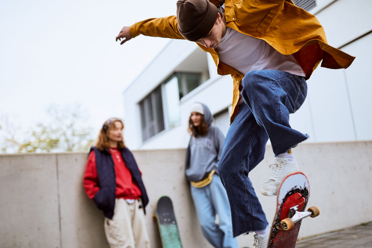 Drei Jugendliche fahren Skatboard