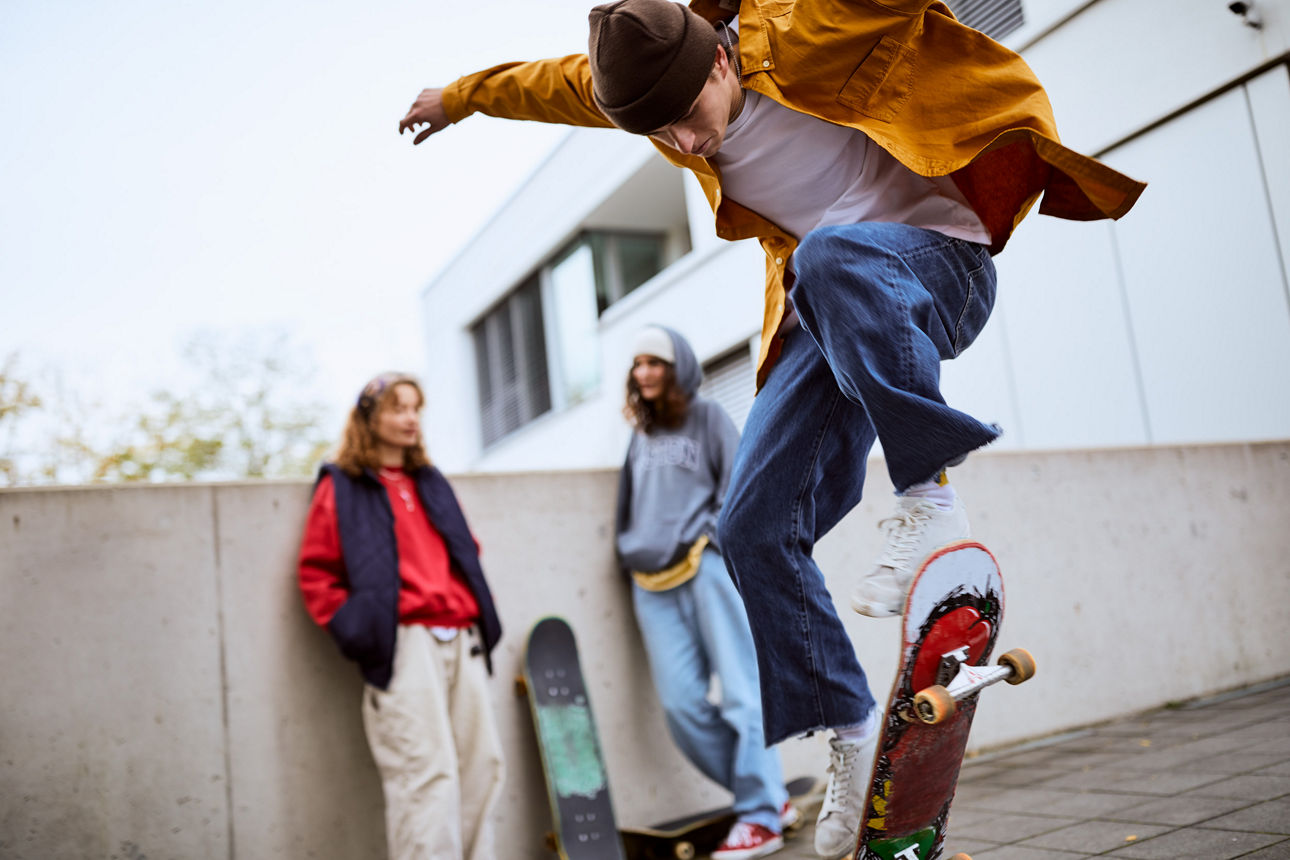 Jugendliche auf einem Skateboard 