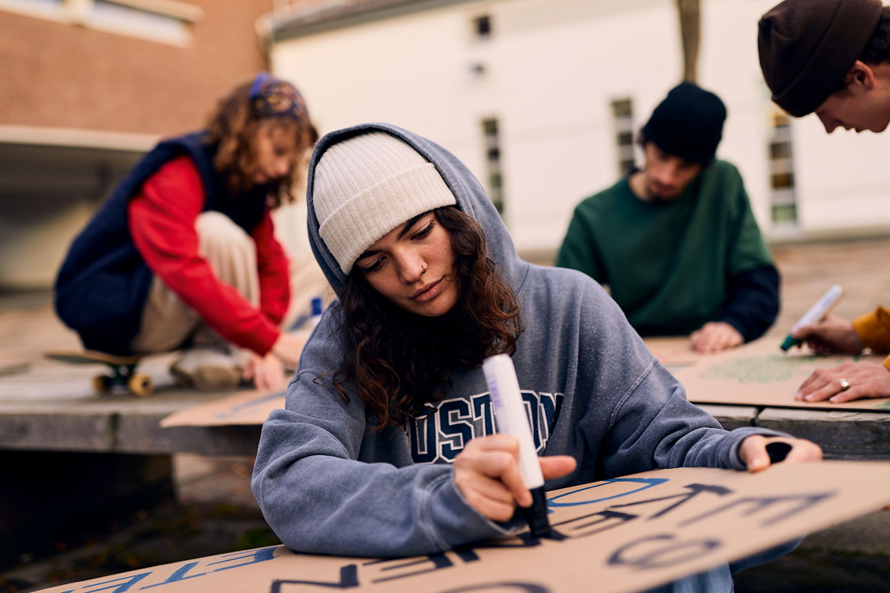Jugendliche Skater malen Plakate