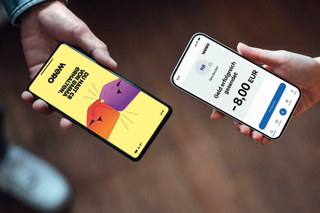 Zwei Hände halten jeweils ein Smartphone an einander. Auf beiden Smartphones wird die Wero-App angezeigt.