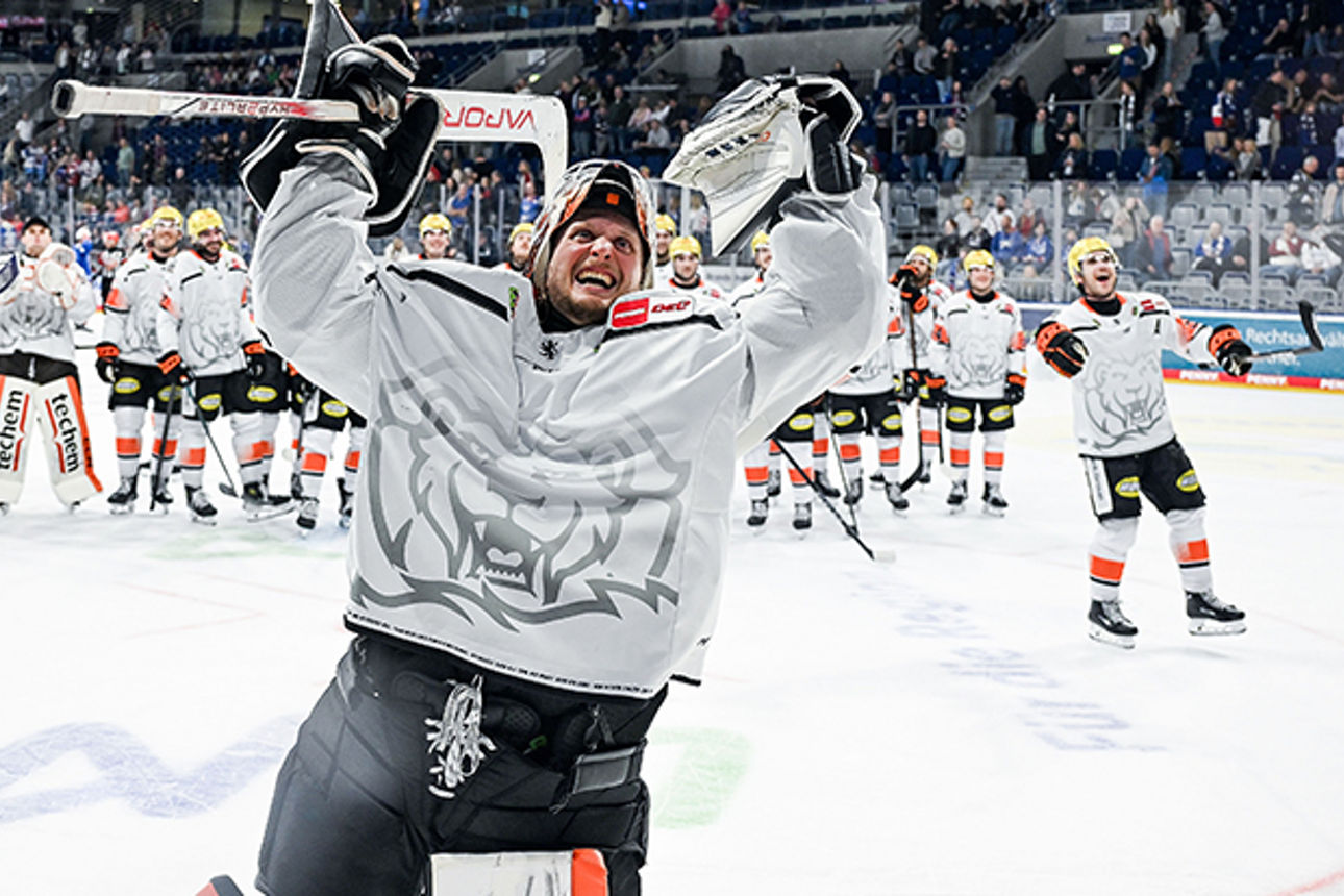Einshockeyspieler der Löwen Frankfurt jubelt