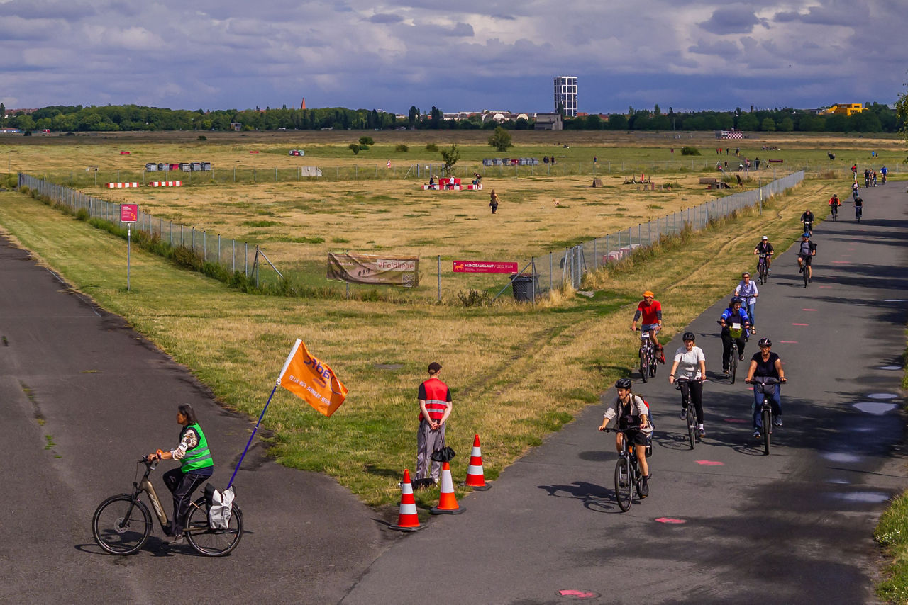 Radfahrer drehen Runden auf dem Tempelhofer Feld