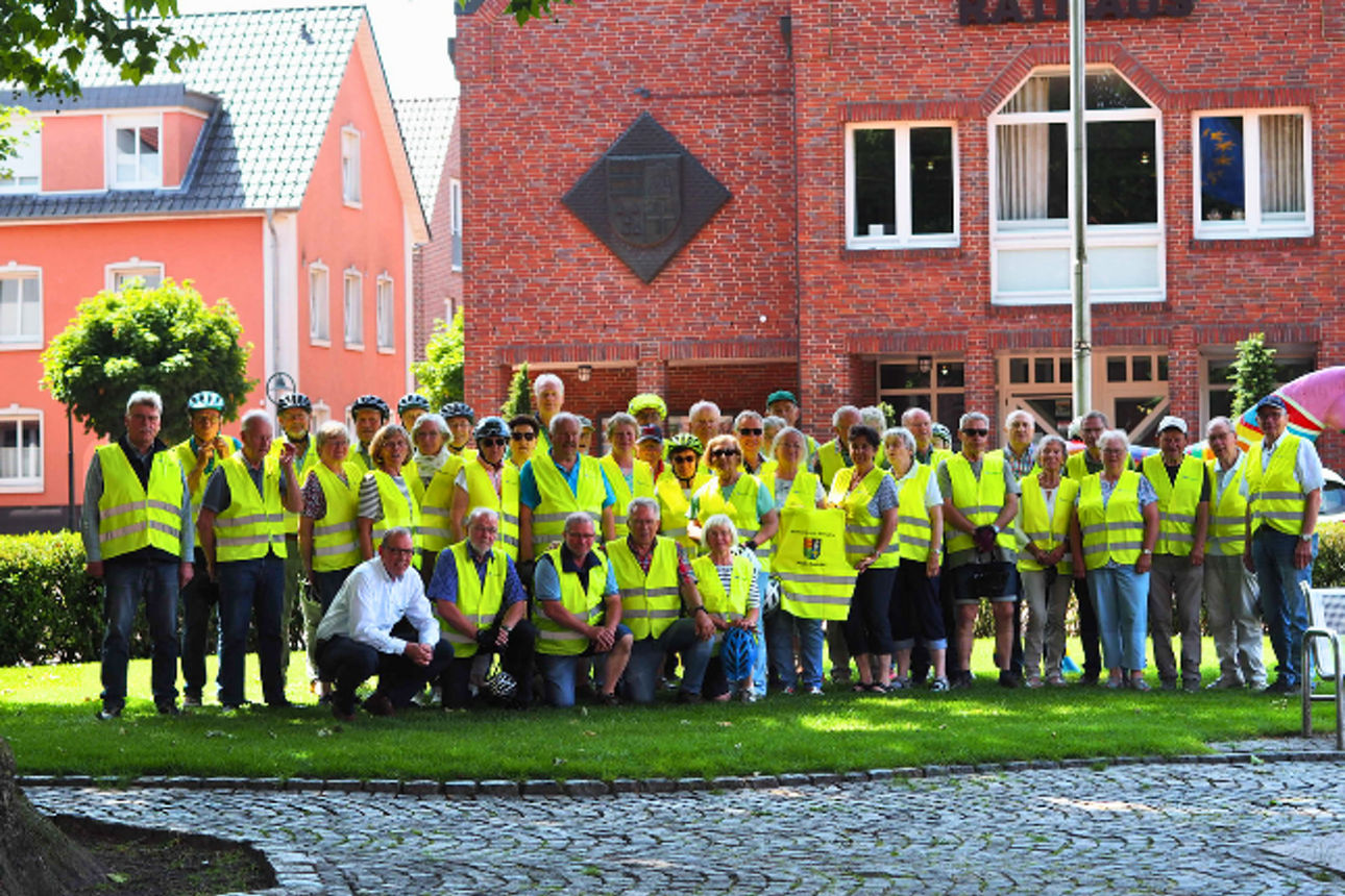 Neue Fahrradwesten für die Radfahrgruppe Heiße Speicher