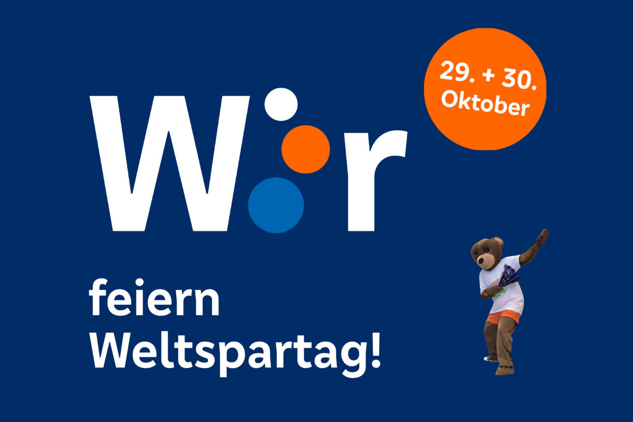 Schriftzug "Wir feiern Weltspartag! 29. + 30. Oktober" auf dunkelblauem Hintergrund, neben einem tanzenden Bären.