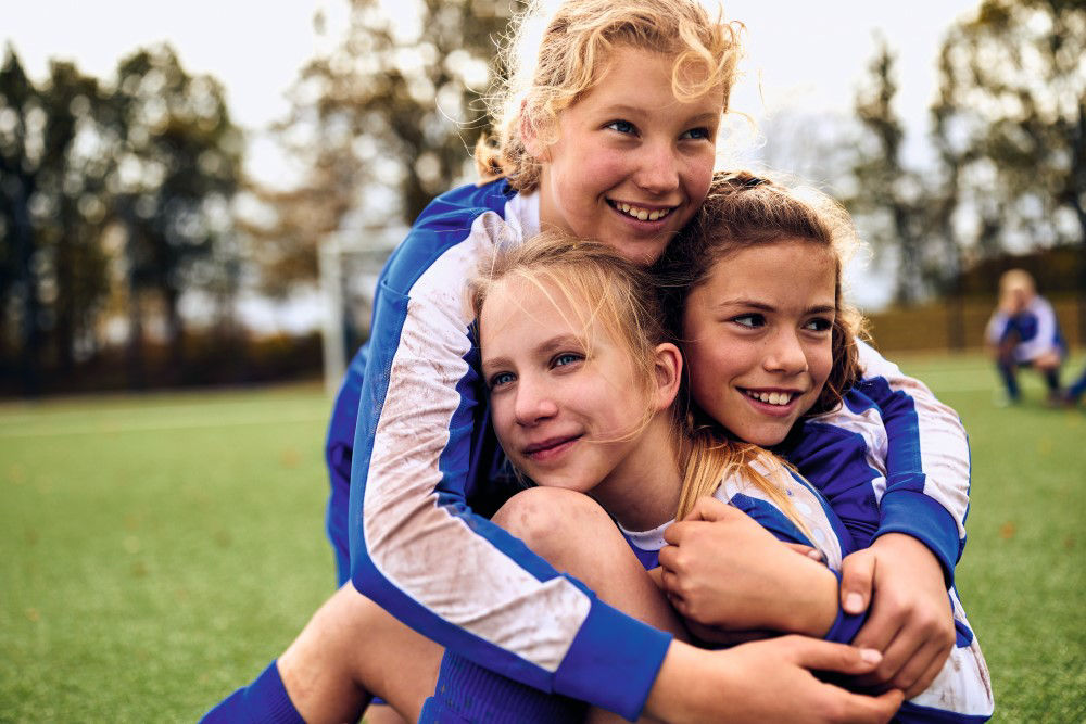 Kinder spielen Fußball