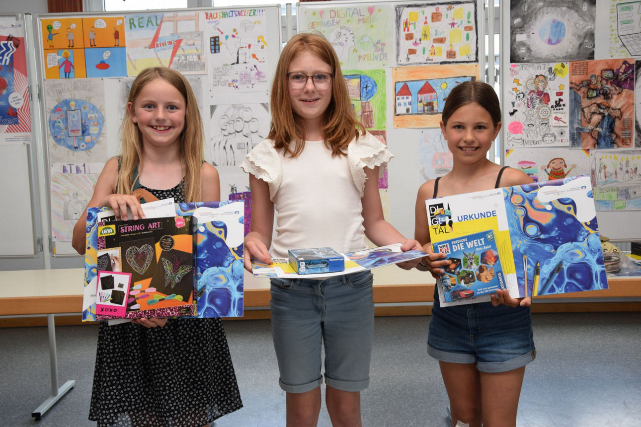 Jugend Creativ drei Mädels die ihre Bilder präsentieren.