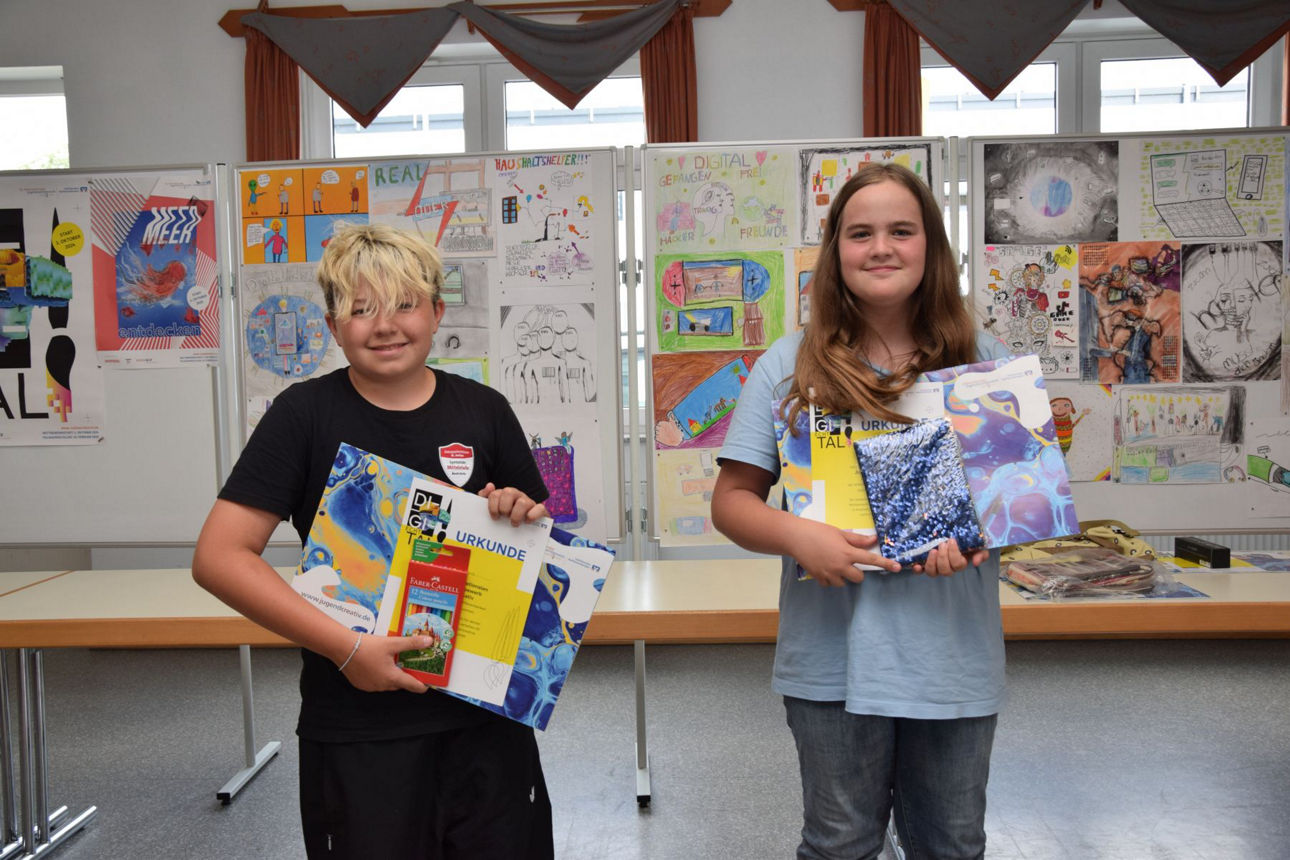 Jugend Creativ Kinder die ihre Kunstwerke präsentieren.