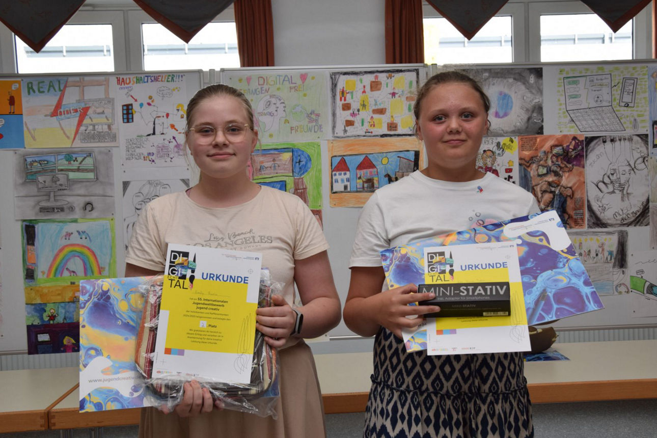 Jugend Creativ Kinder die ihre Kunstwerke präsentieren.