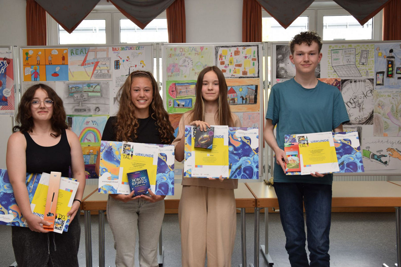 Jugend Creativ Kinder die ihre Kunstwerke präsentieren.