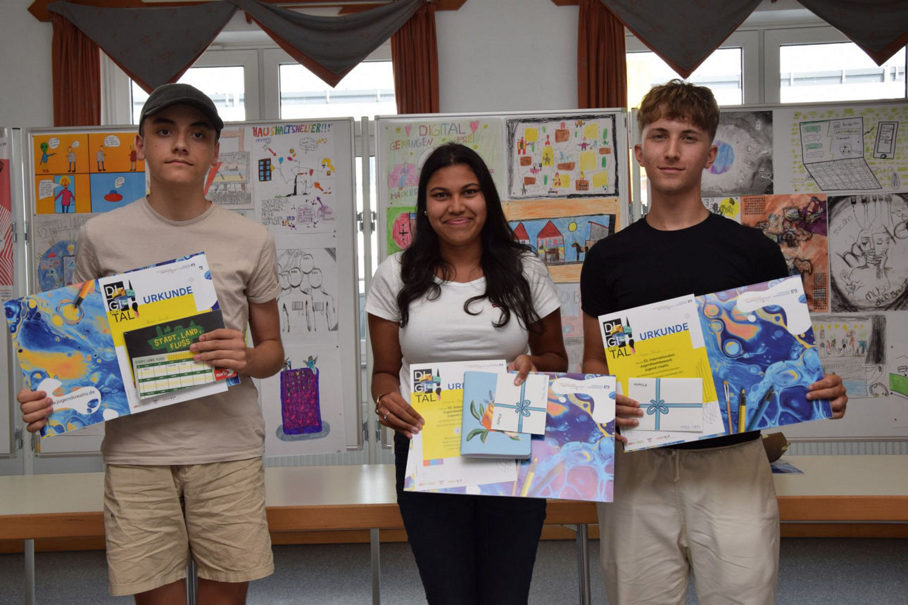 Jugend Creativ Kinder die ihre Kunstwerke präsentieren.