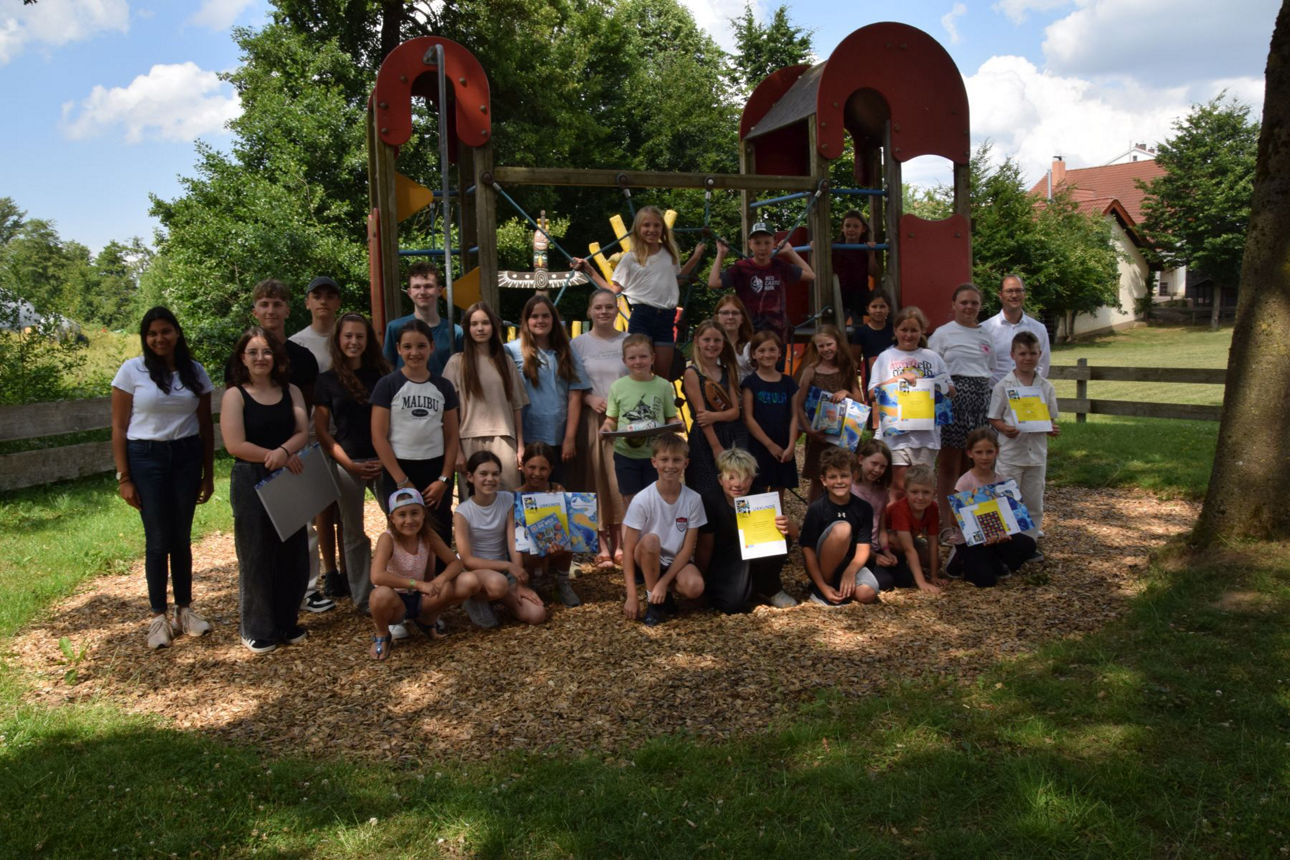 Gruppenfoto auf dem Spielplatz.