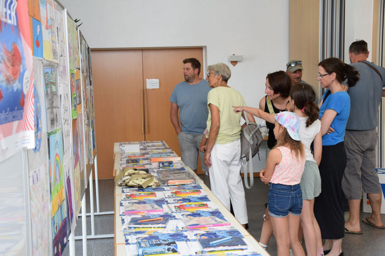 Jugend Creativ Kinder die ihre Kunstwerke präsentieren.