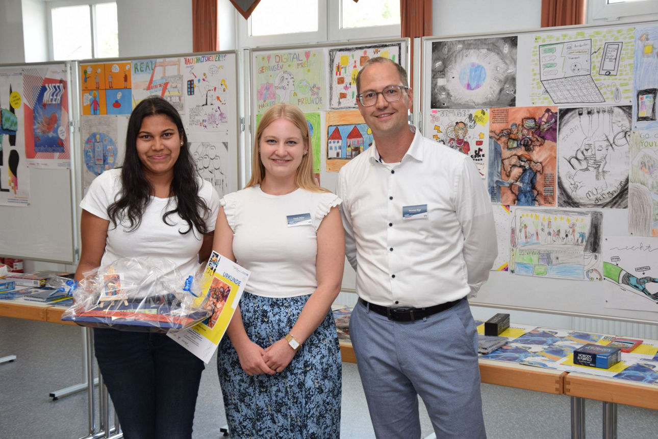 Jugend Creativ Kinder die ihre Kunstwerke präsentieren.