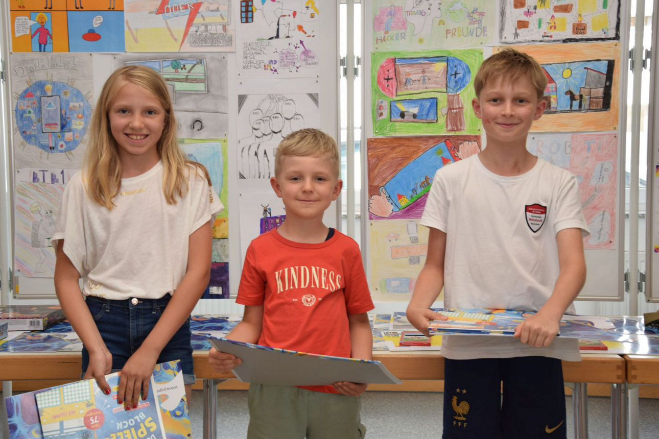 Jugend Creativ Kinder die ihre Kunstwerke präsentieren.