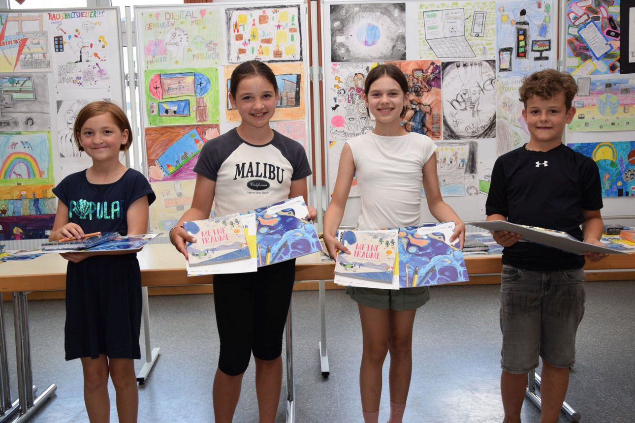 Jugend Creativ Kinder die ihre Kunstwerke präsentieren.