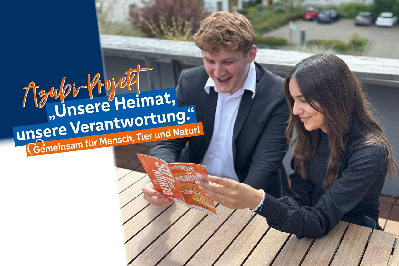 BIld zeigt zwei Auszubildende, die den Flyler zum Gewinnsparen lesen 