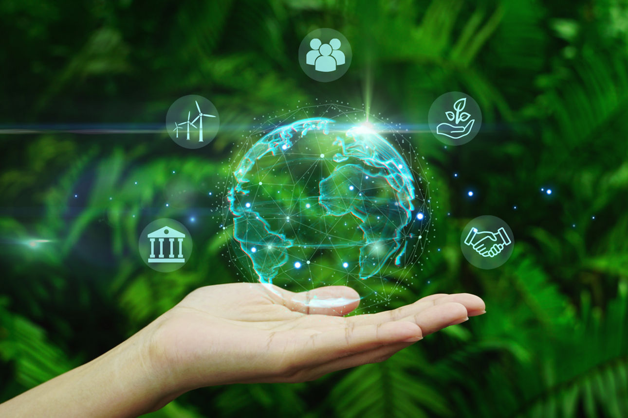 Eine Frau in einem gelben Pullover steht vor einem Bücherregal