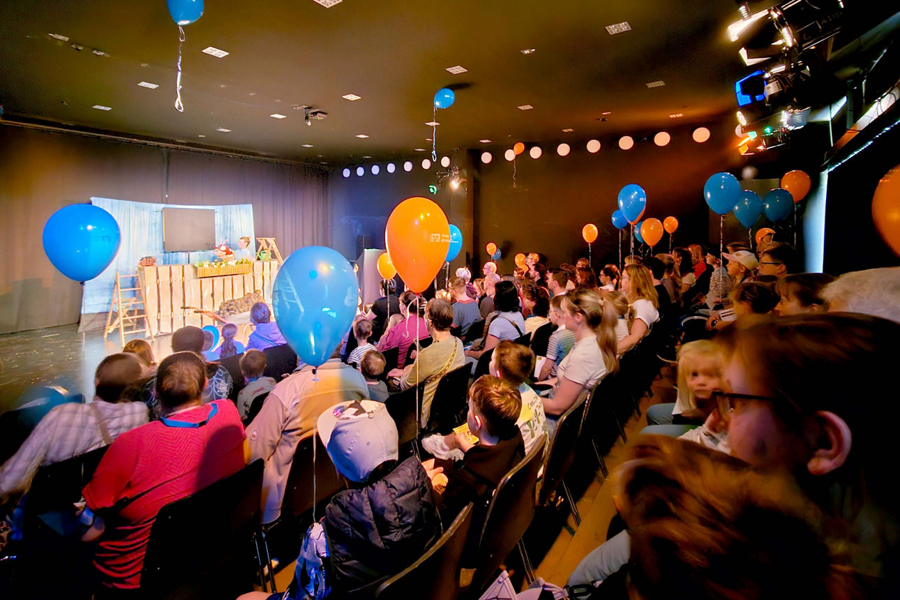 Die Zuschauer verfolgen gespannt dem Puppentheater