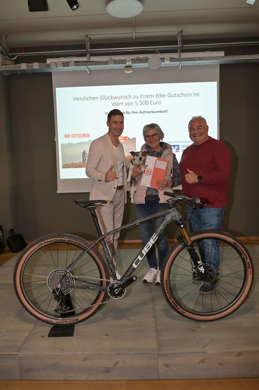 Frau Jungwirth mit Mann & Hund bei der E-Bike Übergabe