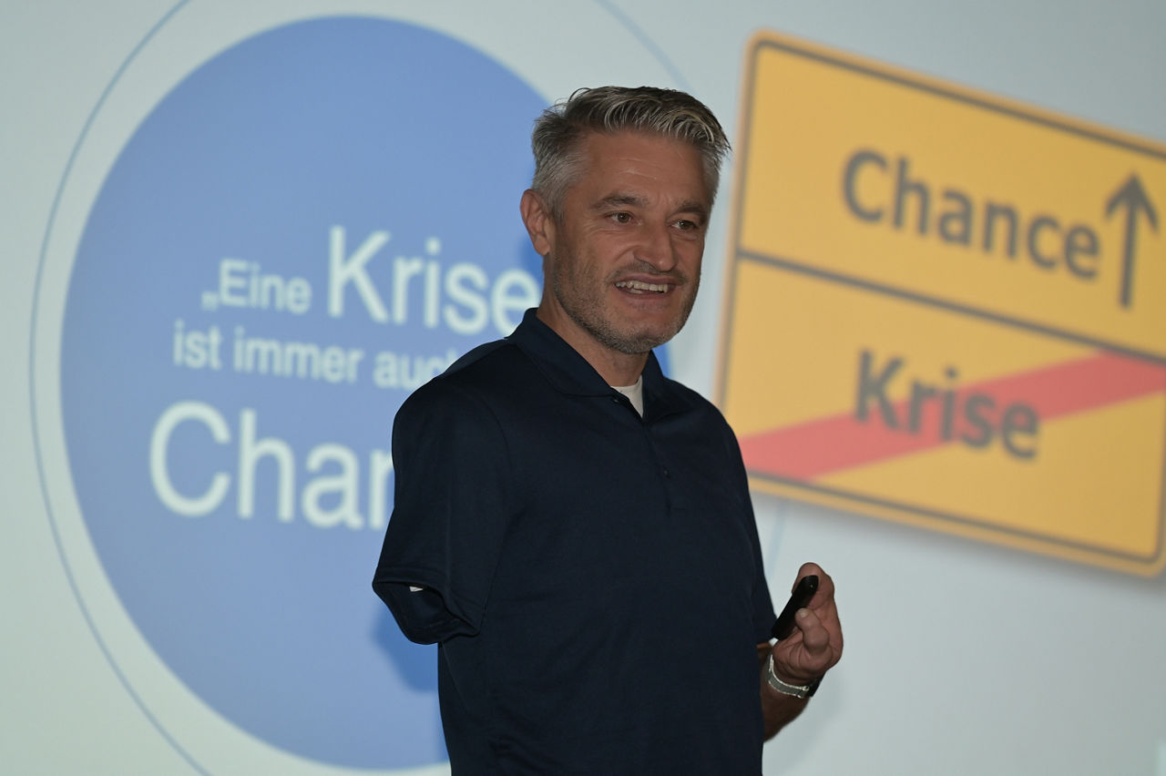 Gerd Schönfelder referiert zu Krisen und wie man aus ihnen Chancen macht