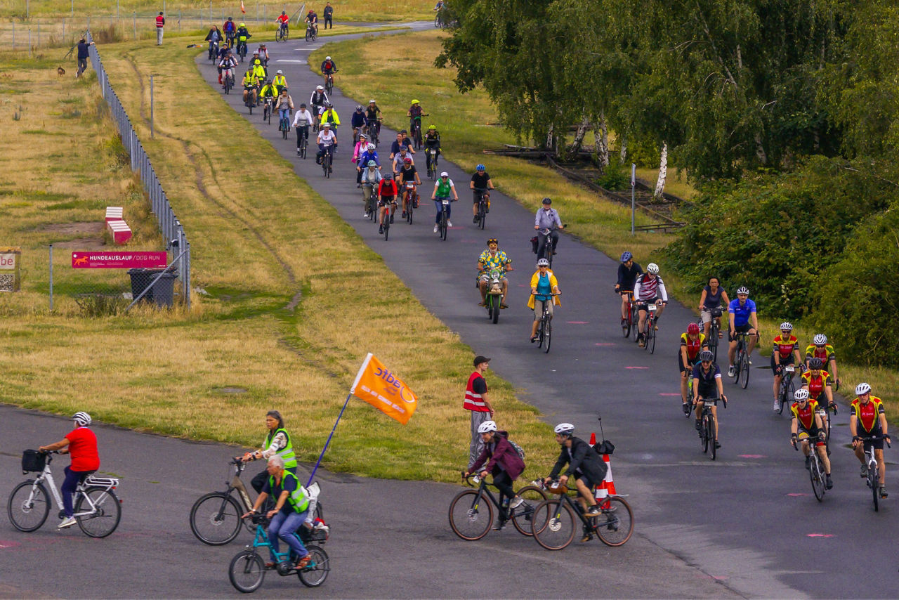 Radfahrer drehen Runden auf dem Tempelhofer Feld