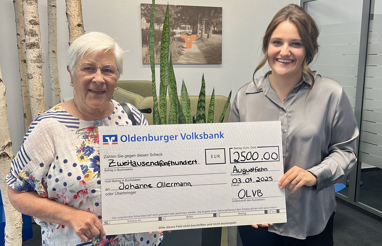 Volksbank Mitarbeiterin Jacqueline Puls gratuliert einer Gewinnspar-Gewinnerin