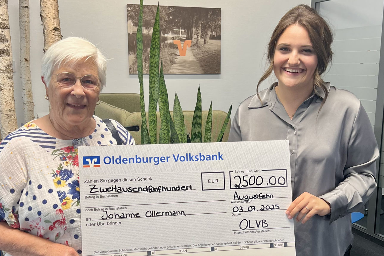 Volksbank Mitarbeiterin Jacqueline Puls gratuliert einer Gewinnspar-Gewinnerin