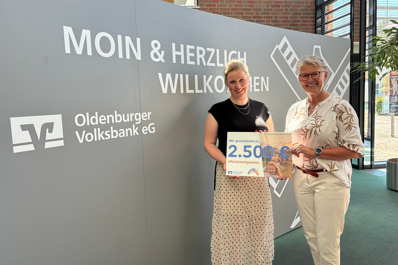 Volksbank Mitarbeiterin Kerstin Menke gratuliert einer Gewinnspar-Gewinnerin