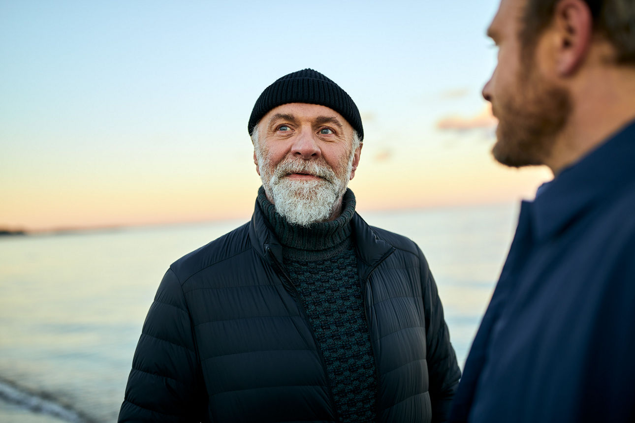 Zwei Männer am Meer