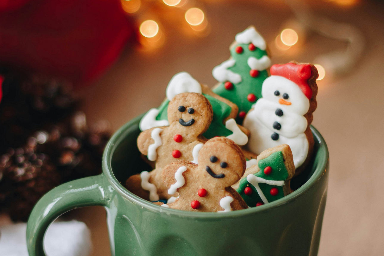 Weihnachtsgebäck in einer Tasse - Schneemann, Tannenbaum und Lebkuchenmänner