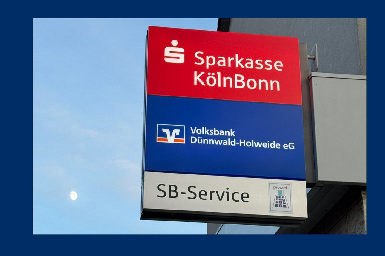 Foto von einem Filial-Schild der Sparkasse KölnBonn und Volksbank Dünnwald-Holweide eG