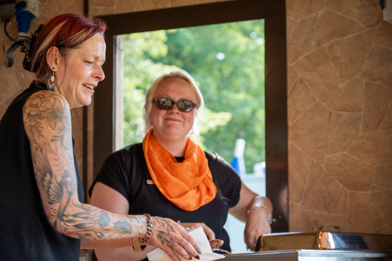 Zwei Mitarbeiterinnnen im Cateringstand