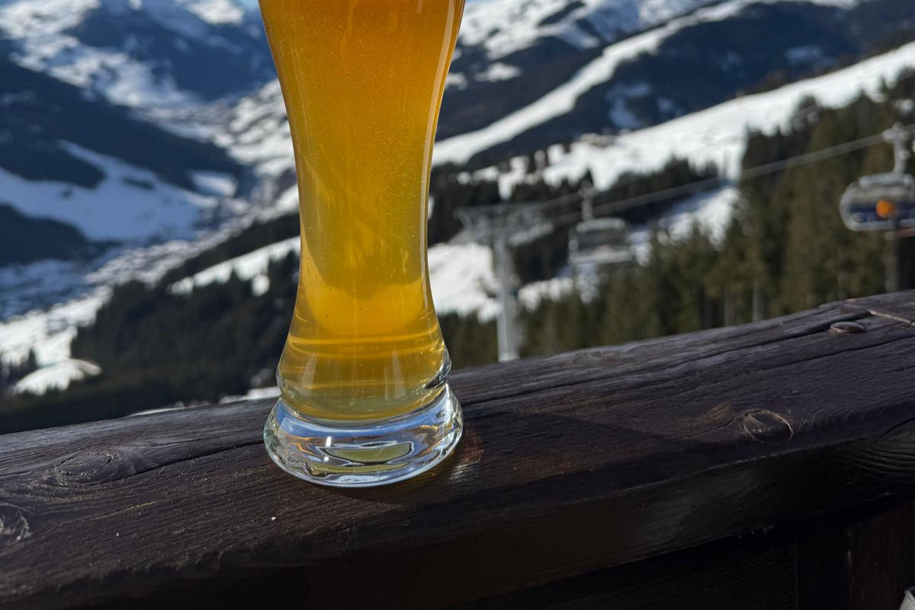 Ein Skigebiet in den Bergen mit einem Weißbier.