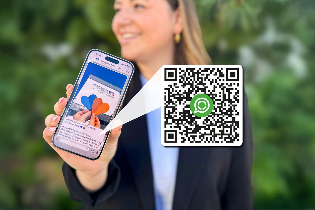 Frau hält Smartphone mit einer Webseite, auf der bunte Herzen zu sehen sind, daneben ein WhatsApp-QR-Code