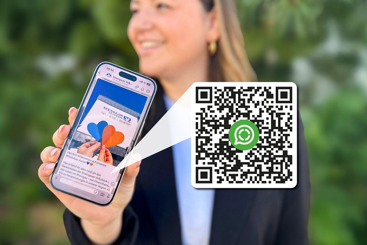 Frau hält Smartphone mit einer Webseite, auf der bunte Herzen zu sehen sind, daneben ein WhatsApp-QR-Code