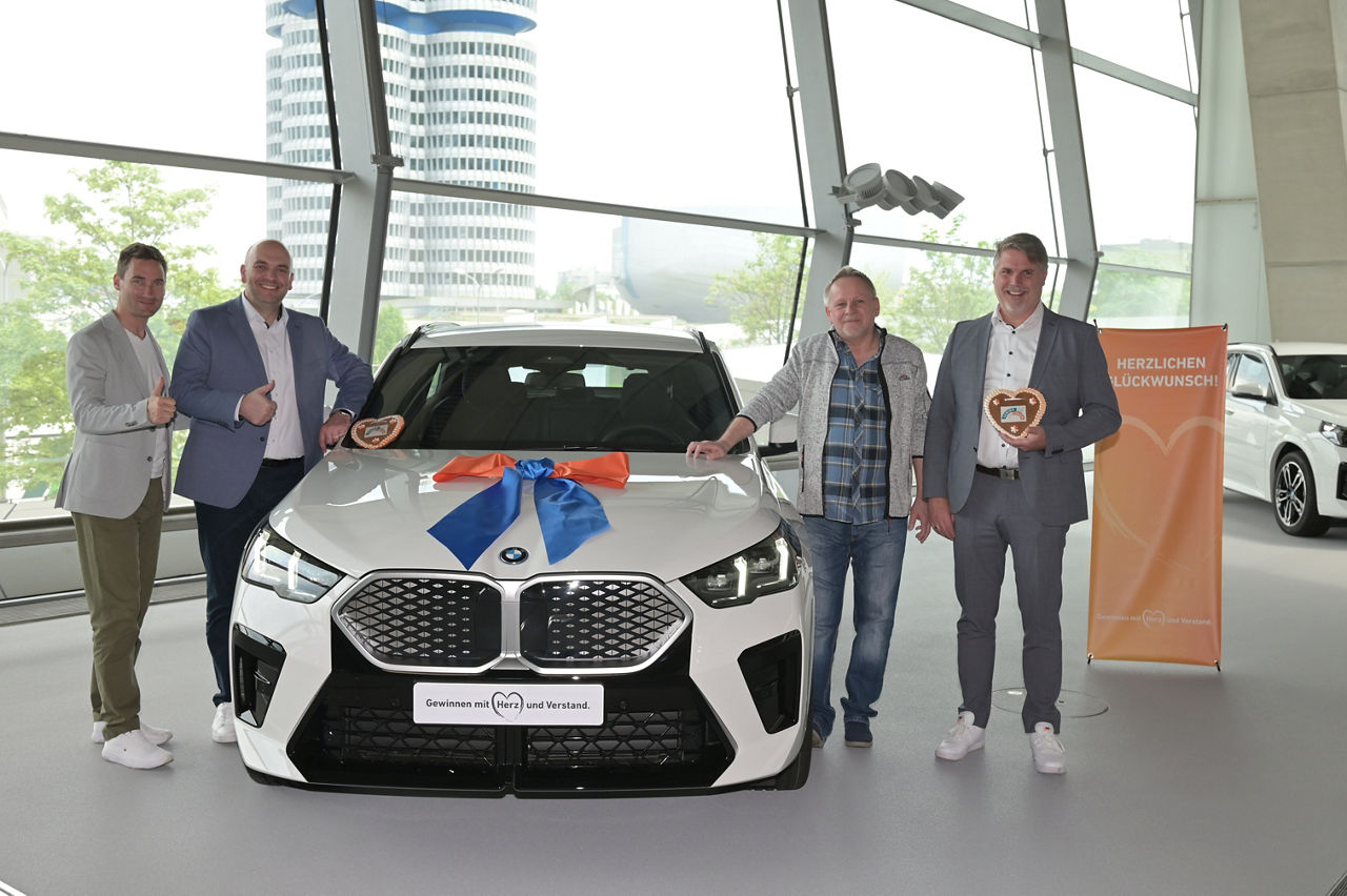 Gewinnübergabe eines BMW iX2 eDrive20