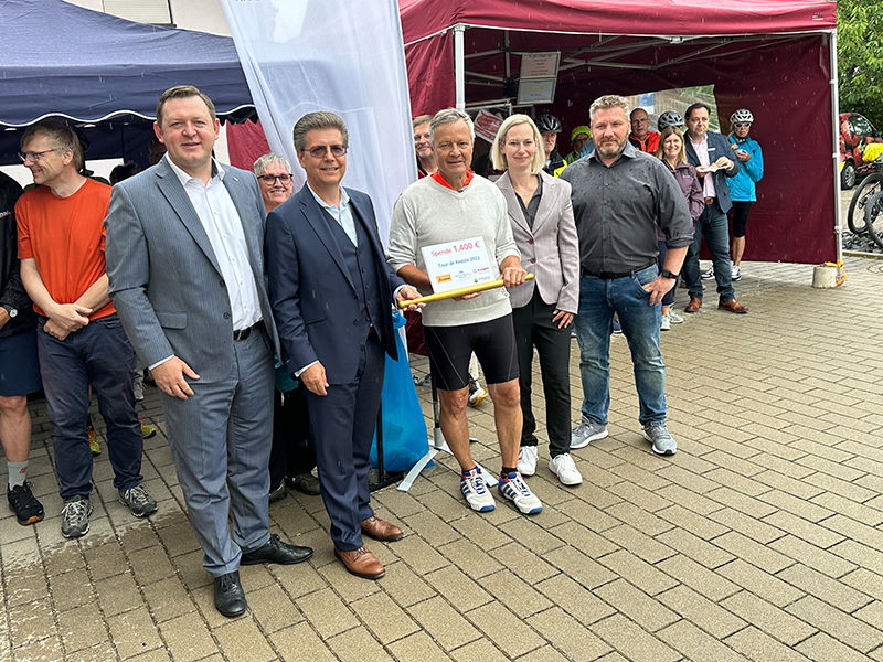 Spende anl. der 21. Tour de Kreisle - Halt bei der Raiffeisenbank