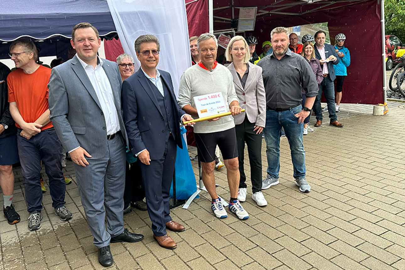 Spende anl. der 21. Tour de Kreisle - Halt bei der Raiffeisenbank