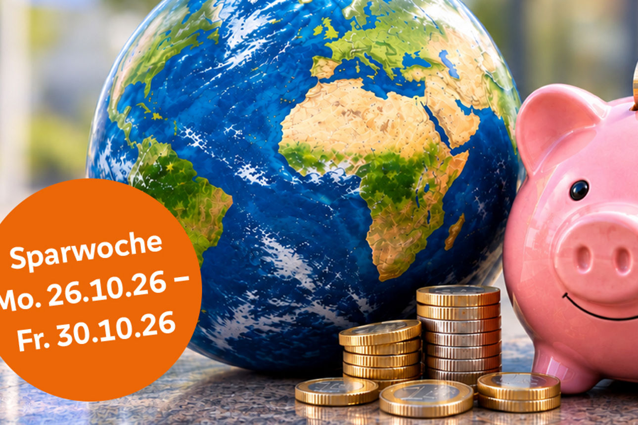 Rosa Sparschwein mit Euromünzen im Vordergrund