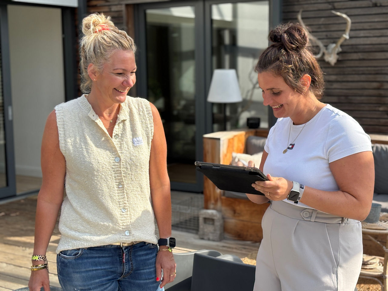 Marina Franke und Kleemann Kundin beim Gespräch