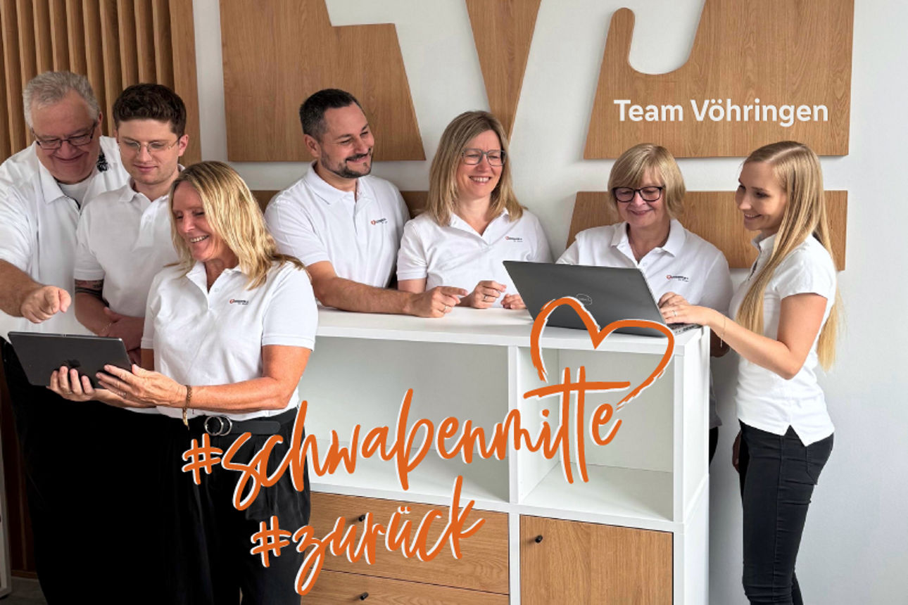 Bild zeigt die Mitarbeiter der Filiale Vöhringen in der neuen Schalterhalle 