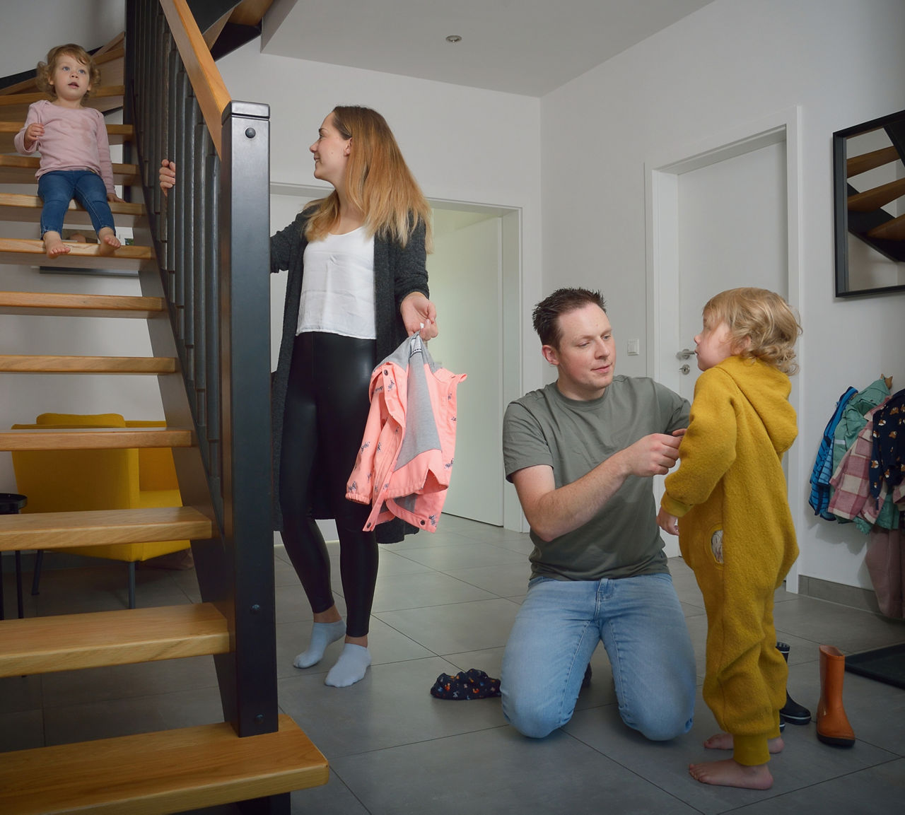 Familie Prüser in ihrem Flur