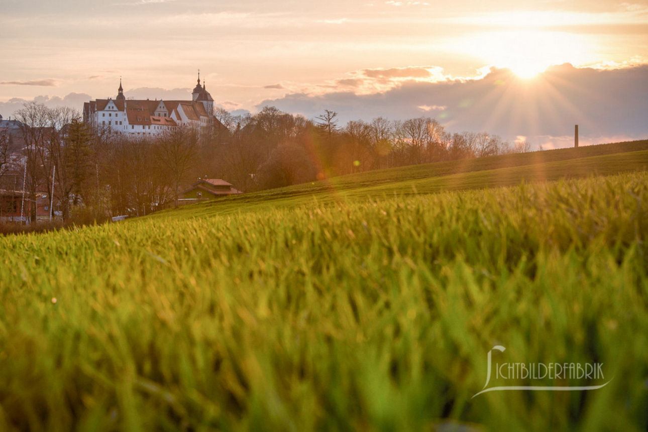 Vier Personen unterhalten sich in einer Werkstatt