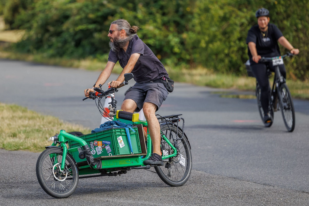 Radfahrer fährt auf dem Tempelhofer Feld