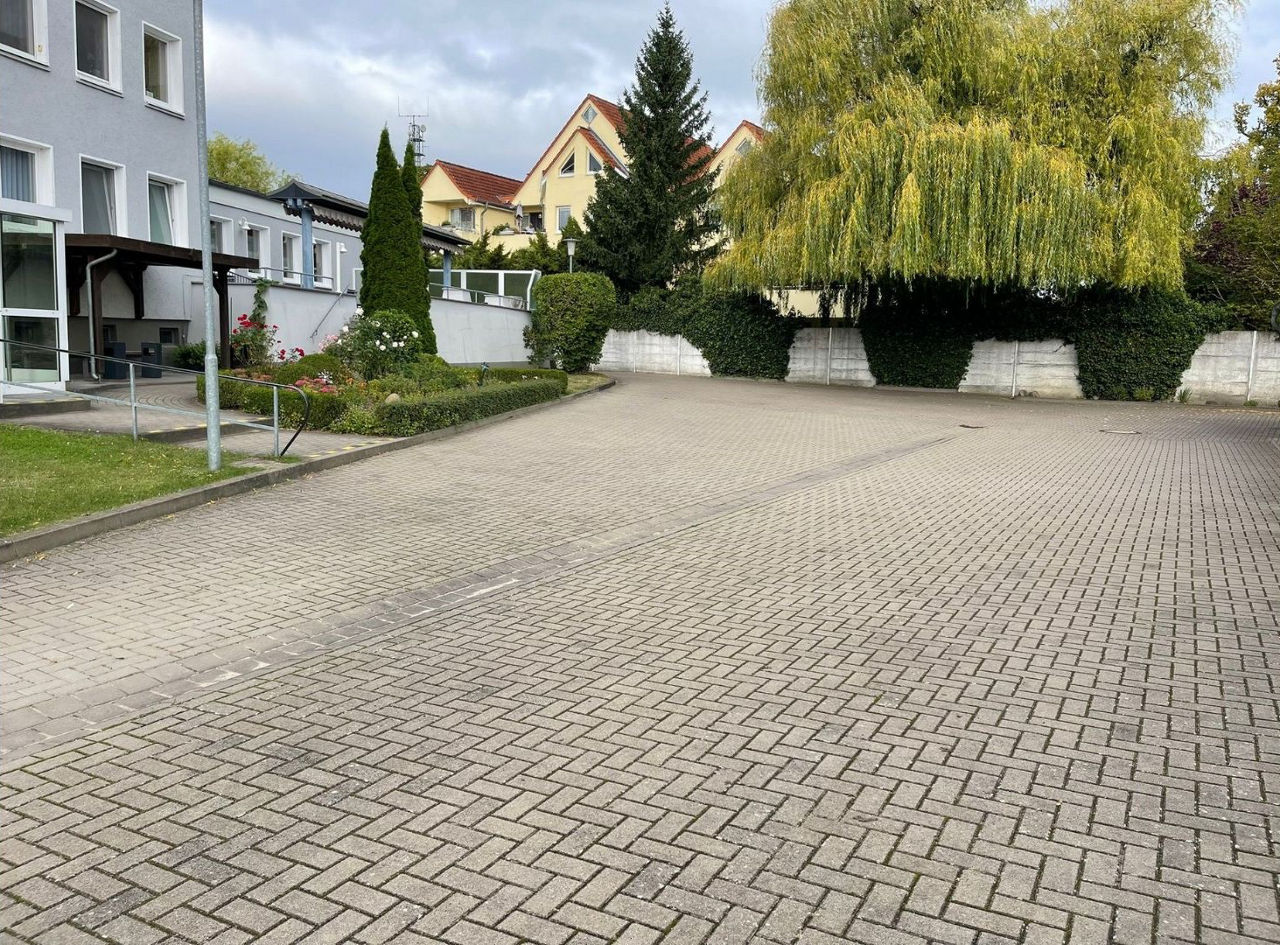 Ein gepflasterter Platz vor einem Haus