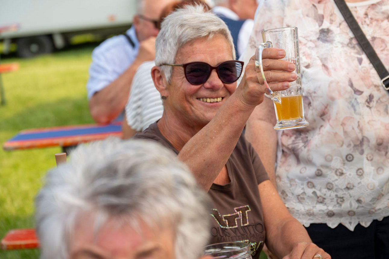 Ein Gast in froher Feststimmung